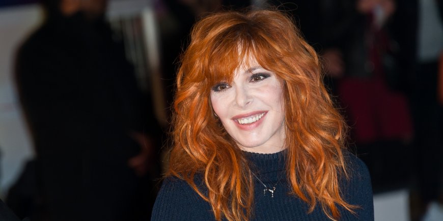 Mylène Farmer à la 17e cérémonie des NRJ Music Awards au Palais des Festivals à Cannes, le 7 novembre 2015.