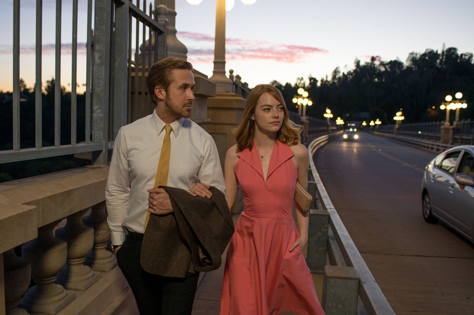 Ryan Gosling et Emma Stone bras dessus bras dessous dans la comédie musicale 