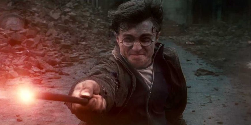 Daniel Radcliffe dans son costume de sorcier pour Harry Potter et les reliques de la mort - Partie 1