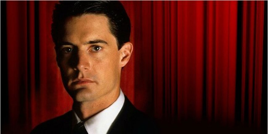 Kyle MacLachlan dans son rôle culte d'agent Dale Cooper pour la série