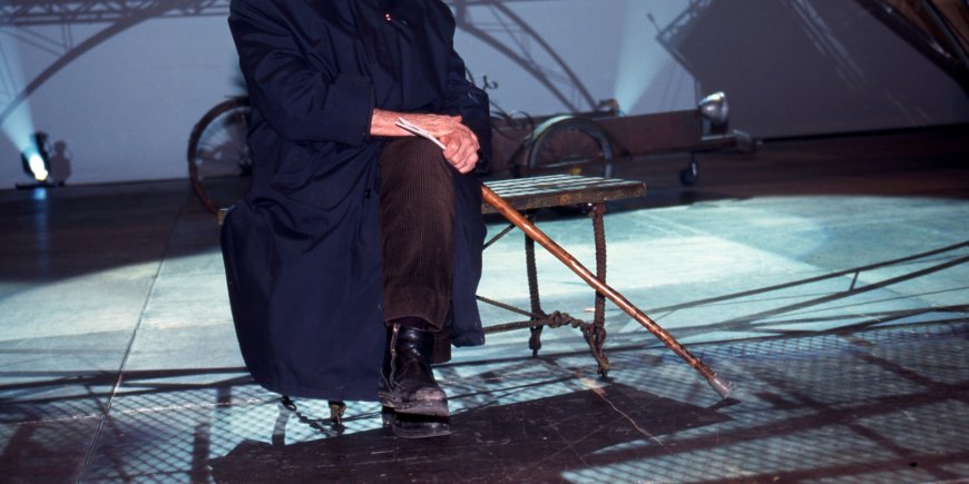 L'abbé Pierre au Bal des Exclus en 1996.
