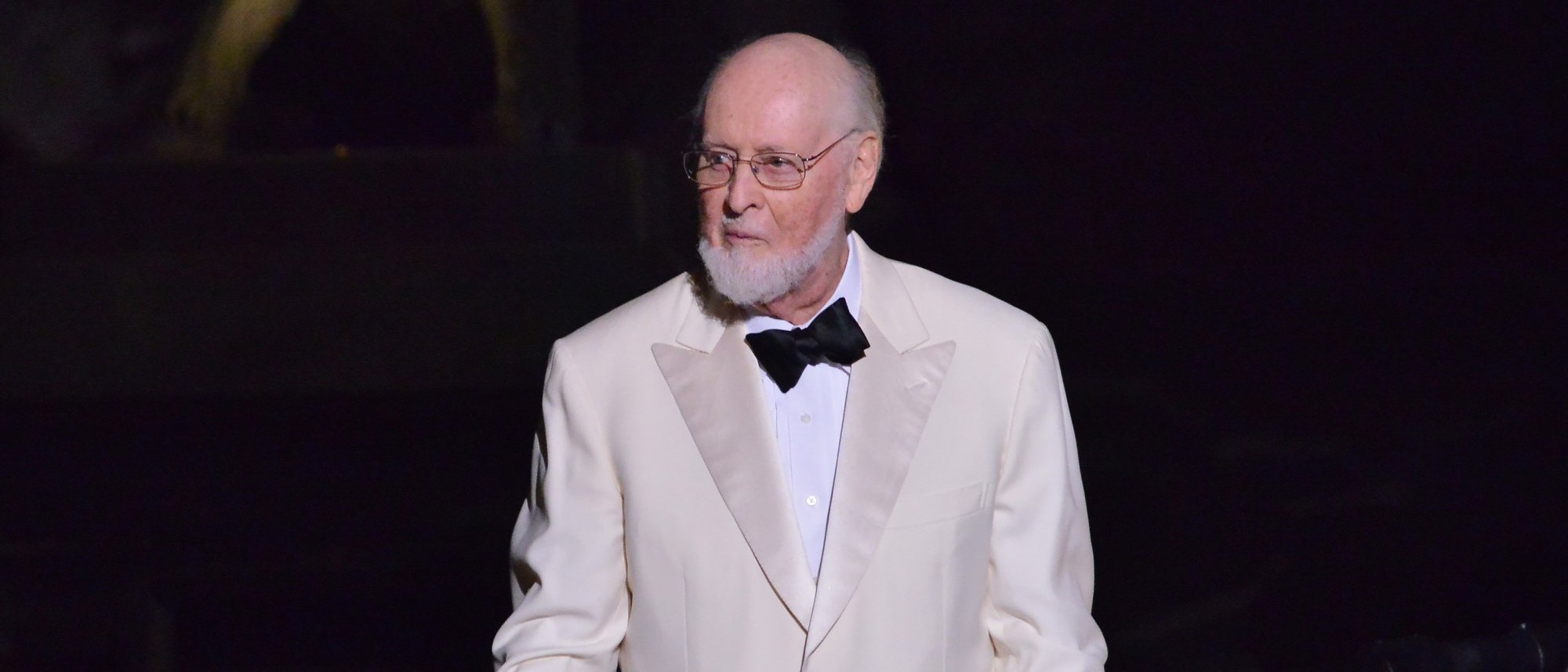 John Williams en pleine performance pour l'ouverture des studios Harry Potter de Los Angeles, le 6 avril 2016.