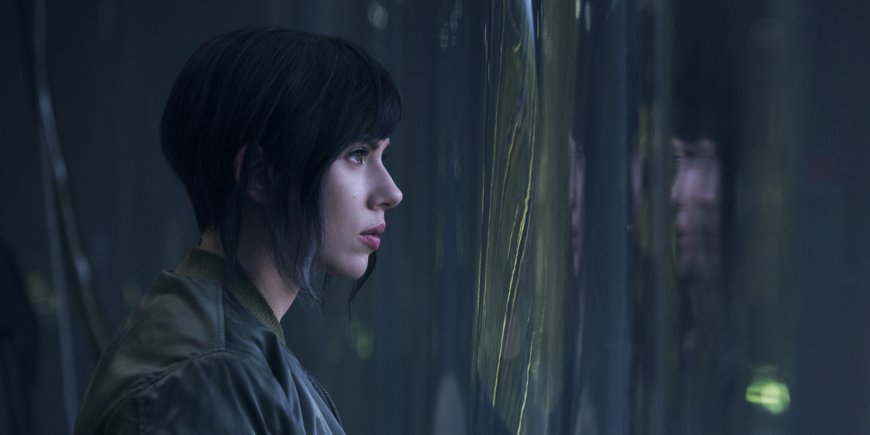 Scarlett Johansson dans son rôle d'hybride humain-cyborg pour