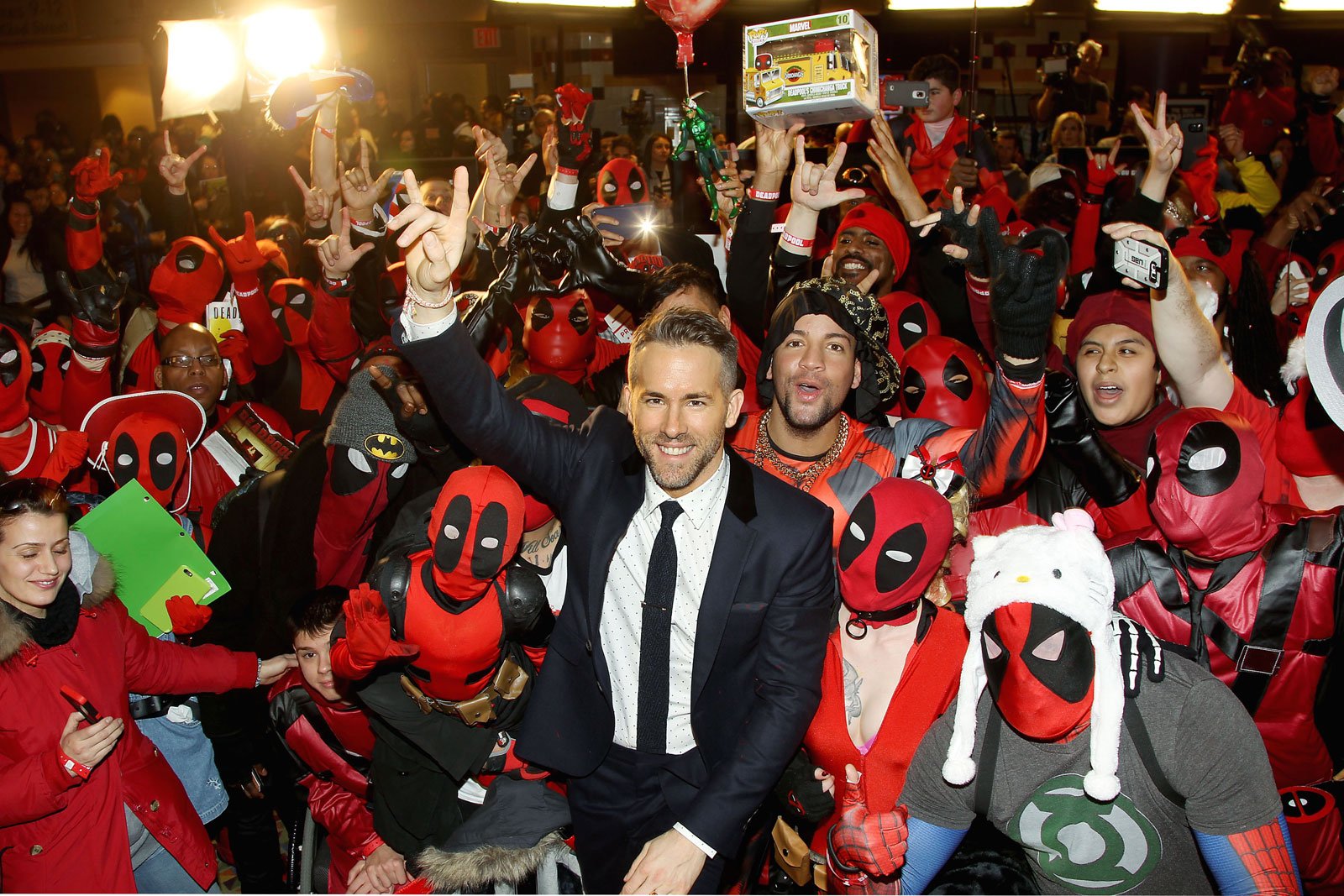 Photo promotionnelle de Ryan Reynolds pour Deadpool.