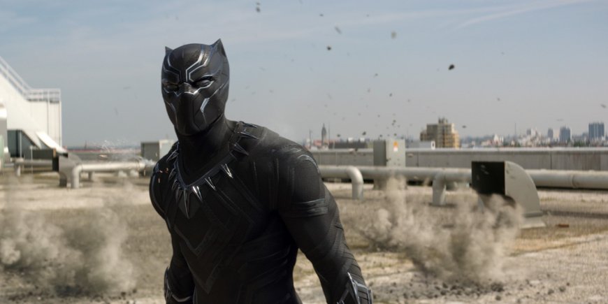 Chadwick Boseman incarne T'Challa alias Black Panther.