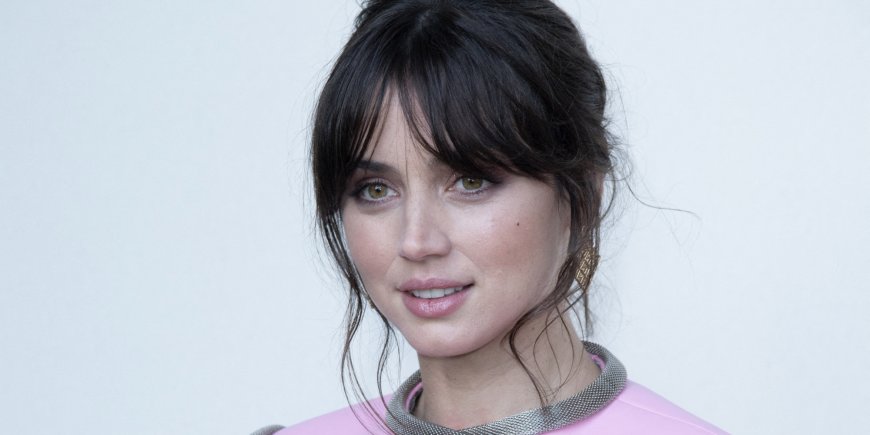 Ana de Armas durant le défilé Louis Vuitton pour la Fashion Week, à Paris, le 5 octobre 2021.