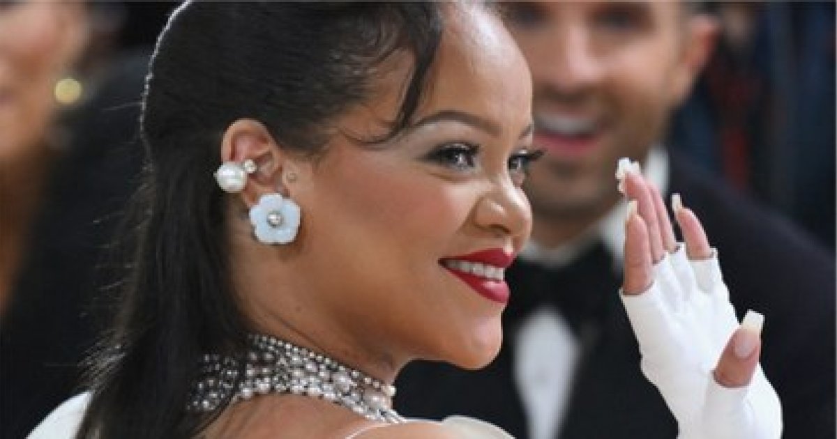 Rihanna enceinte : elle dévoile son baby bump et officialise sa grossesse  en photos… Bientôt maman de