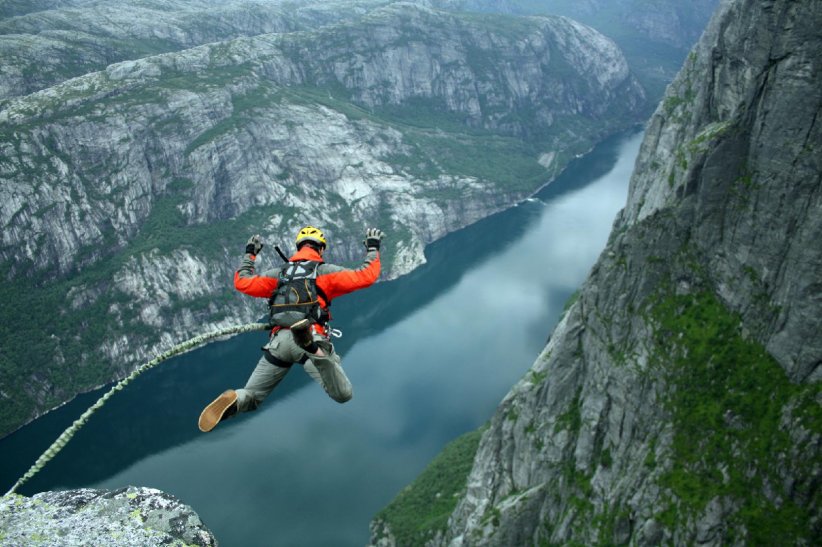 Sauter dans le vide en élastique Sauter dans le vide en élastique