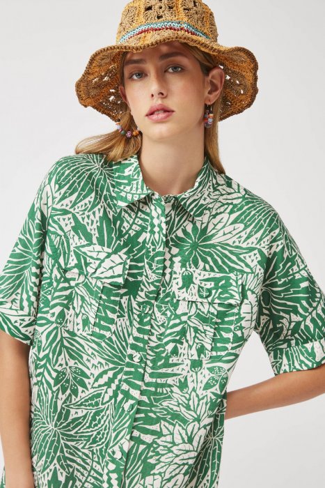 Le délicat chapeau en raphia Le délicat chapeau en raphia