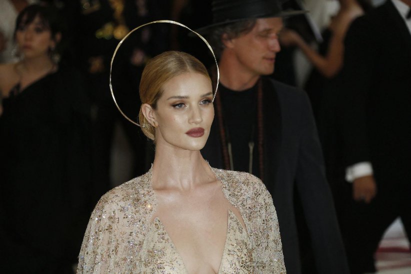 Rosie Huntington-Whiteley porte chapeau et lunettes de soleil Rosie Huntington-Whiteley porte chapeau et lunettes de soleil