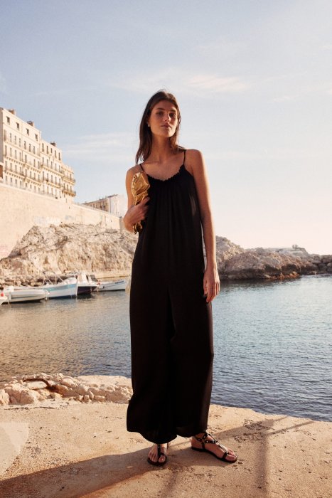Le total look noir, même à la plage Le total look noir, même à la plage