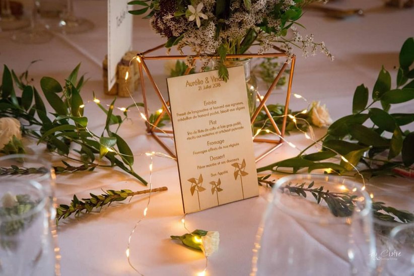 Des menus de mariage en bois Des menus de mariage en bois