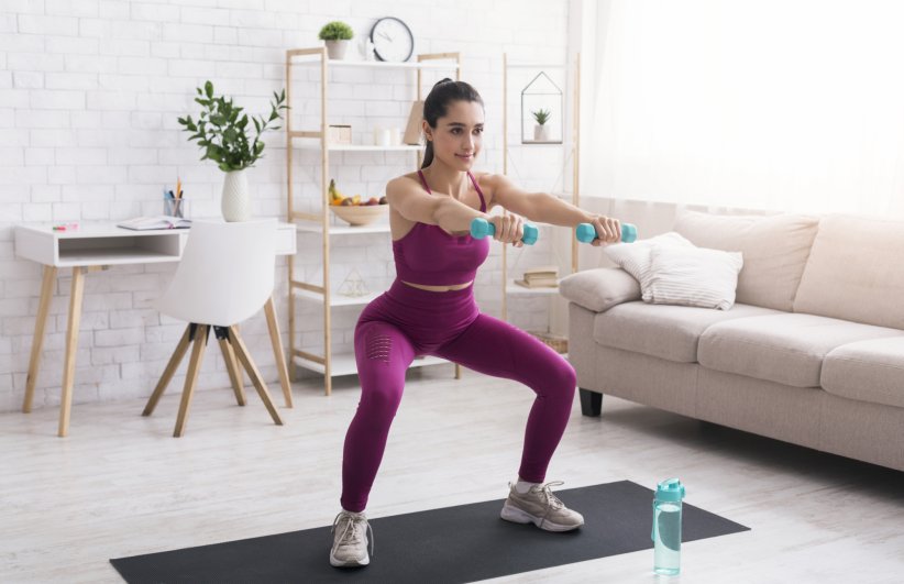 Les squats avec haltères Les squats avec haltères