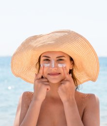 Crème, lait, brume... Quelles textures de soins solaires privilégier ?