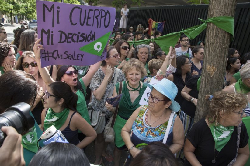 Femmes argentines : la déception après le rejet de la légalisation de l'avortement Femmes argentines : la déception après le rejet de la légalisation de l'avortement