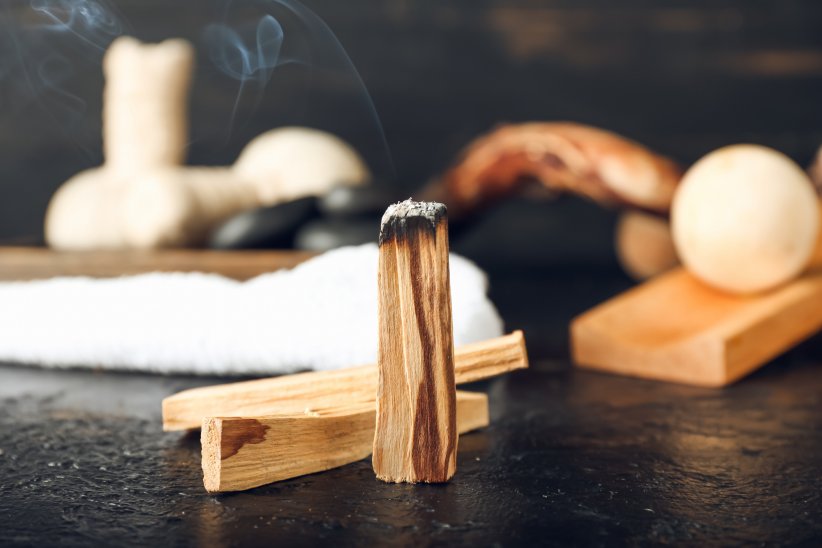 Brûler du bois de Palo Santo Brûler du bois de Palo Santo