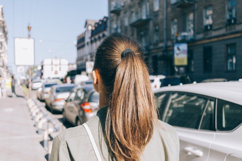 Ne pas garder ses cheveux attachés en permanence Ne pas garder ses cheveux attachés en permanence