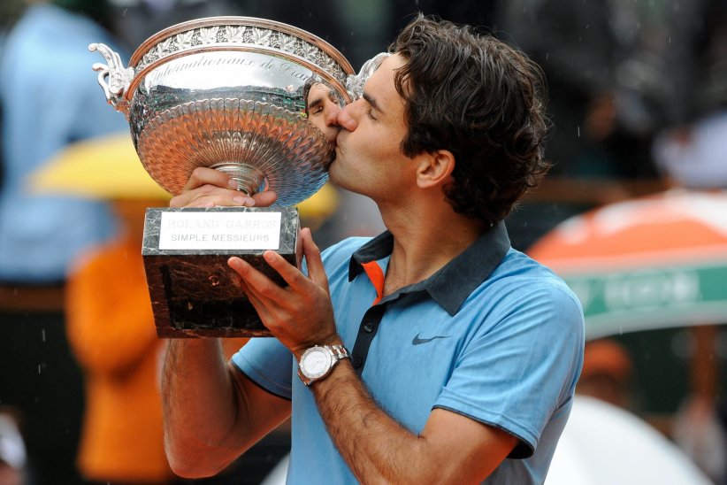 Roger Federer passe la nuit avec sa coupe Roger Federer passe la nuit avec sa coupe