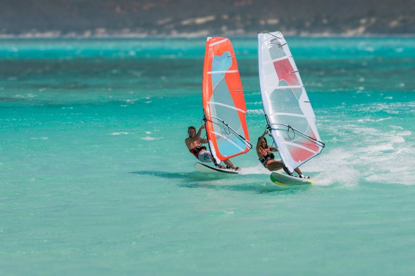 La planche à voile, glisser dans le sens du vent La planche à voile, glisser dans le sens du vent