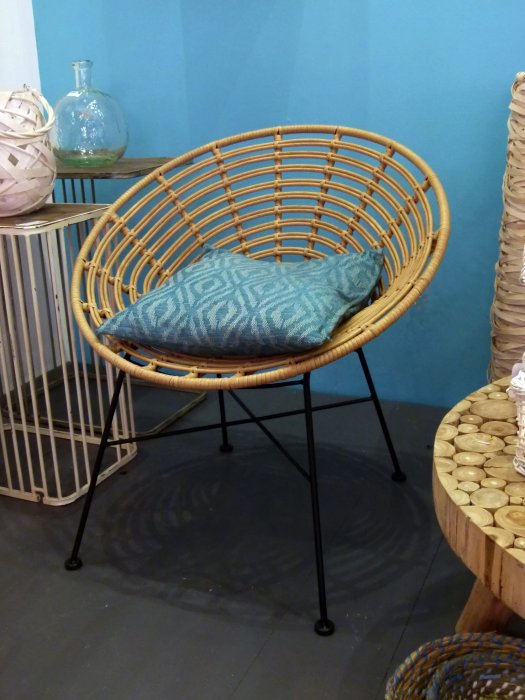 Un fauteuil en rotin qui appelle à la farniente Un fauteuil en rotin qui appelle à la farniente