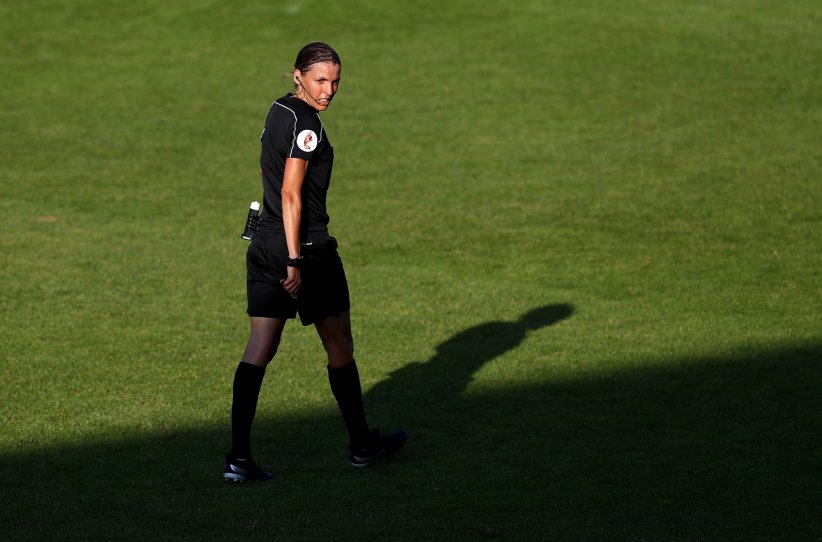 Stéphanie Frappart, meilleure arbitre de Ligue 2 ? Stéphanie Frappart, meilleure arbitre de Ligue 2 ?
