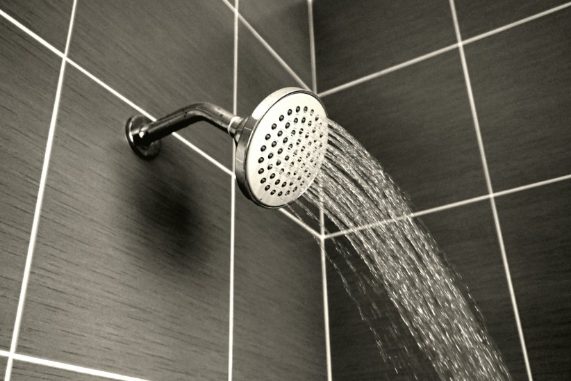 Passer un jet d'eau froide sur les jambes Passer un jet d'eau froide sur les jambes