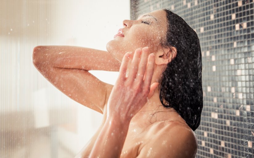 Se rincer les cheveux à l'eau froide Se rincer les cheveux à l'eau froide