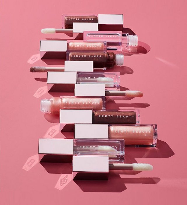 Rihanna nous réconcilie avec le gloss Rihanna nous réconcilie avec le gloss
