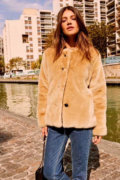 Un manteau fausse fourrure coupe droite Un manteau fausse fourrure coupe droite