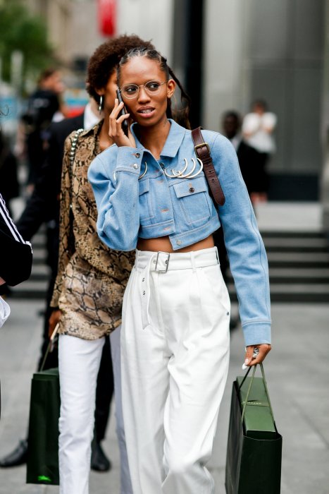 Élégant avec un pantalon blanc Élégant avec un pantalon blanc