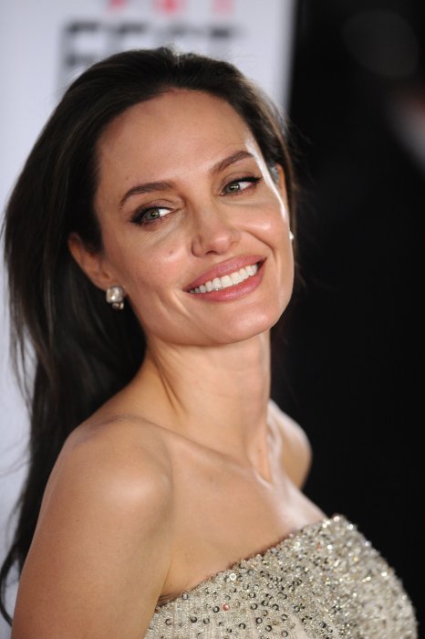 Angelina Jolie demande le divorce à Brad Pitt Angelina Jolie demande le divorce à Brad Pitt