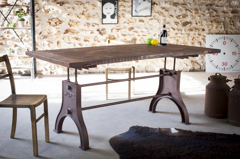Une table industrielle Une table industrielle