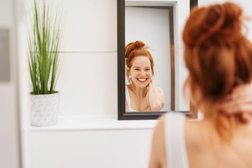 S'auto sourire devant le miroir S'auto sourire devant le miroir