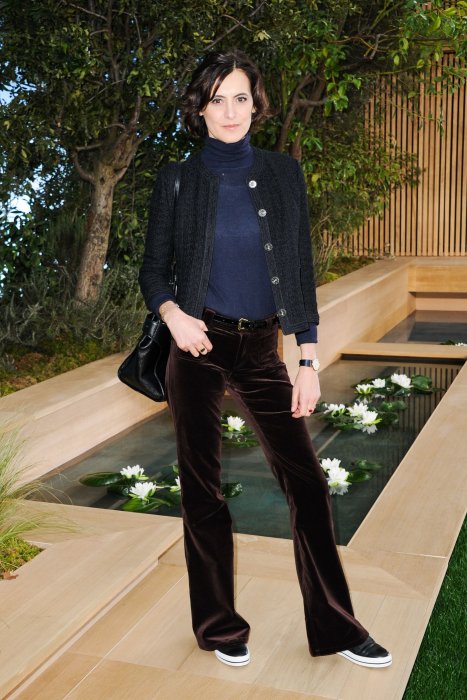 Inès de la Fressange mise sur le pantalon à pattes d'éléphant en velours Inès de la Fressange mise sur le pantalon à pattes d'éléphant en velours