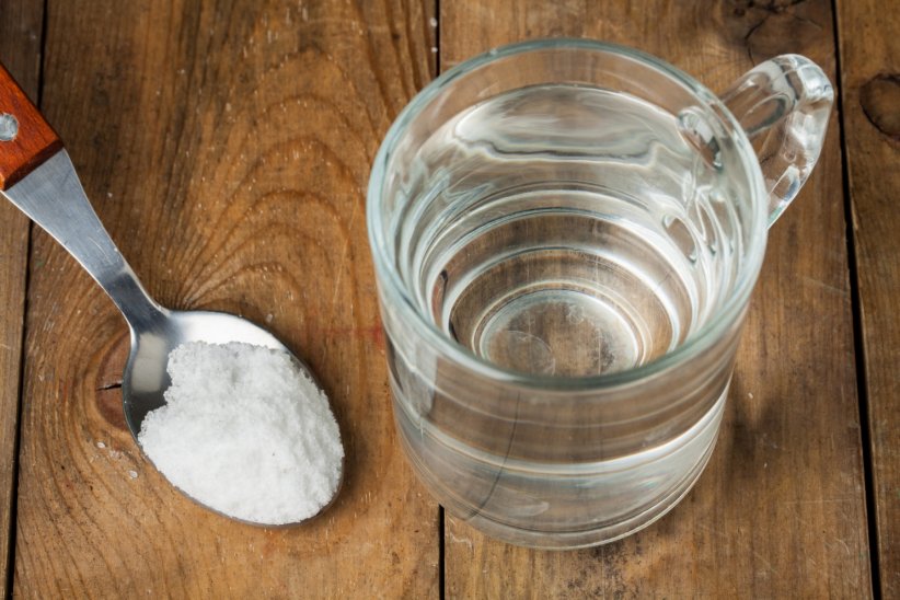 Le gargarisme à l'eau salée Le gargarisme à l'eau salée