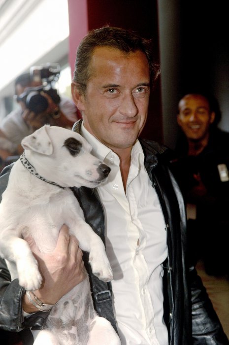 Christophe Dechavanne : une peluche à l'effigie de son chien Christophe Dechavanne : une peluche à l'effigie de son chien