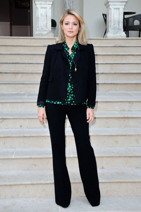 Tailleur noir et chemise fleurie pour Virginie Efira Tailleur noir et chemise fleurie pour Virginie Efira