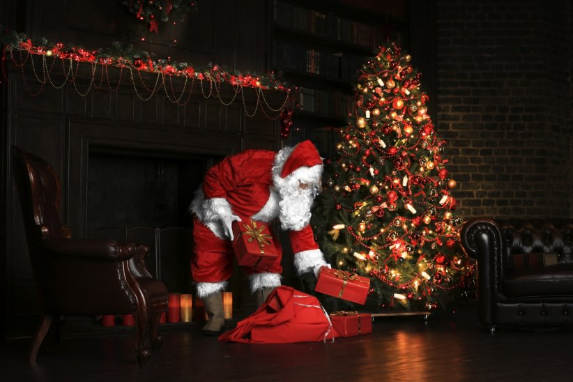 D'ailleurs, il n'y a pas que le père Noël qui distribue des cadeaux D'ailleurs, il n'y a pas que le père Noël qui distribue des cadeaux