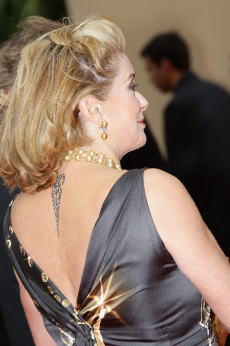 Catherine Deneuve : tatouée dans le cou et sur le pied Catherine Deneuve : tatouée dans le cou et sur le pied