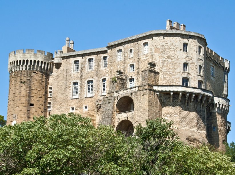 Le château de Suze-la-Rousse Le château de Suze-la-Rousse