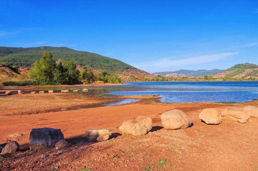 Le lac du Salagou et sa terre ocrée Le lac du Salagou et sa terre ocrée