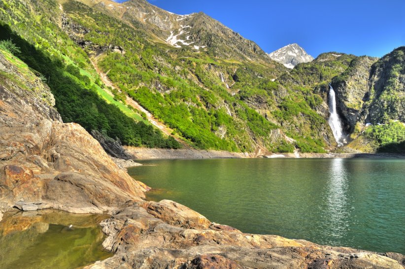 Le lac d'Oô et sa cascade de 275 mètres Le lac d'Oô et sa cascade de 275 mètres