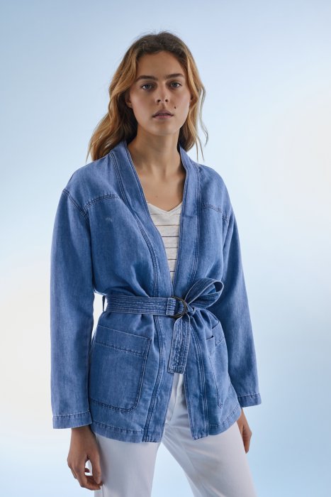 Une veste-kimono en jean pour la saison Une veste-kimono en jean pour la saison