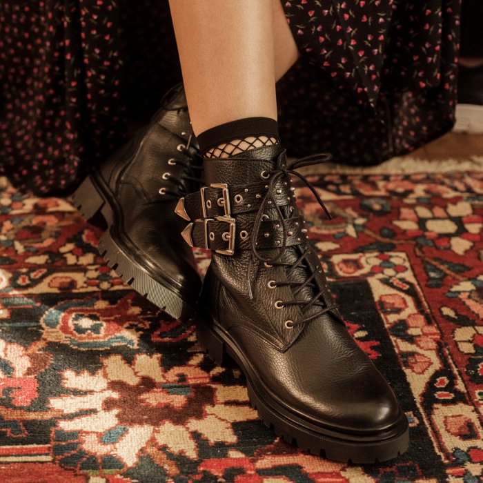 Les bottines motardes qui dynamisent les looks Les bottines motardes qui dynamisent les looks