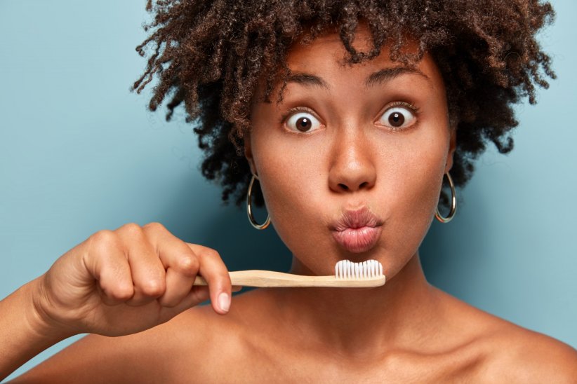 Un massage des lèvres avec une brosse à dents Un massage des lèvres avec une brosse à dents