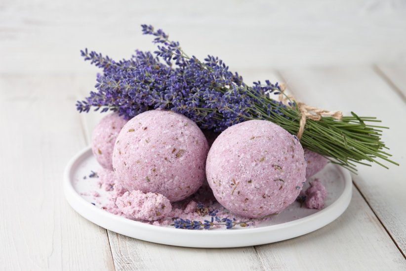 Un bain revitalisant à base de plantes et de fleurs Un bain revitalisant à base de plantes et de fleurs