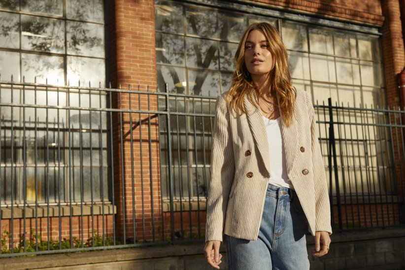 Un jean taille haute pour les petits ventres ronds Un jean taille haute pour les petits ventres ronds
