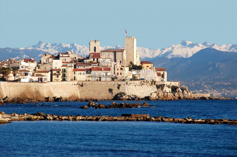 La belle Antibes et son phare La belle Antibes et son phare