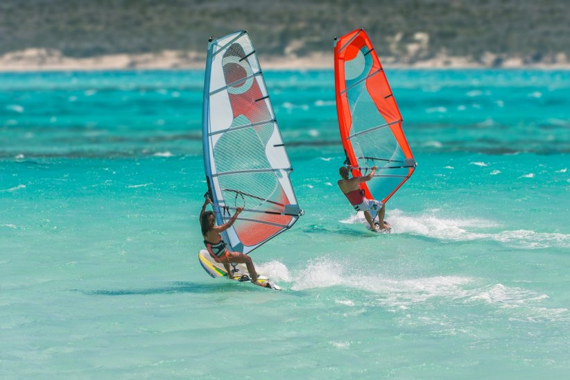 La planche à voile pour voguer sur un lac La planche à voile pour voguer sur un lac