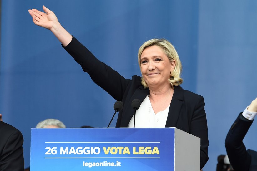 Marine Le Pen doit rembourser 300 000 euros au Parlement Européen Marine Le Pen doit rembourser 300 000 euros au Parlement Européen